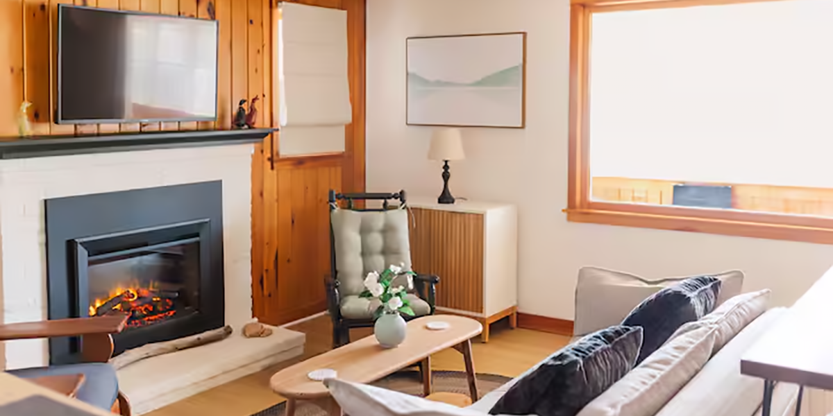 Living room content cabin with flowers